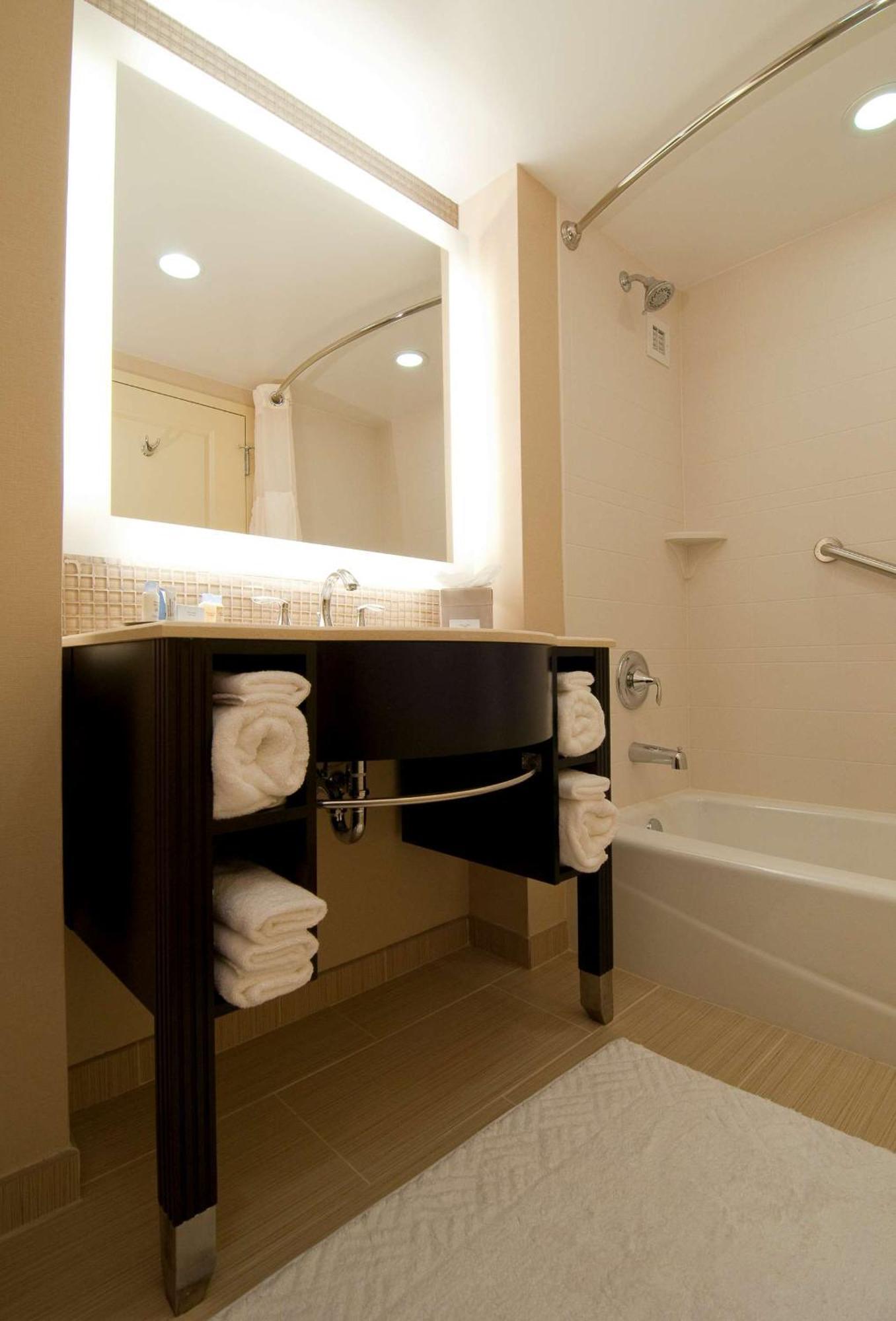 King Room Accessible Tub Mobility Hearing Access or Non-Smoking,1552314193:JPEG